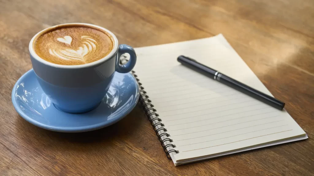 xicara de café e uma agenda começo pra uma nova vida verdadeira e sustentável