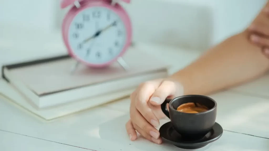 xicara de café e um relogio
