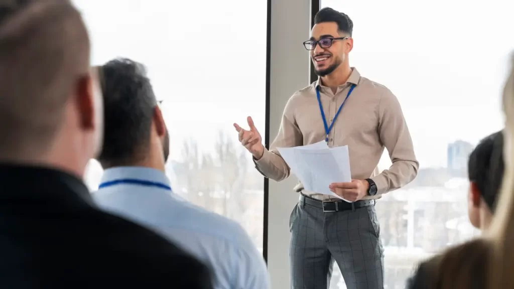 Equipe de trabalho engajada ao redor de um propósito comum