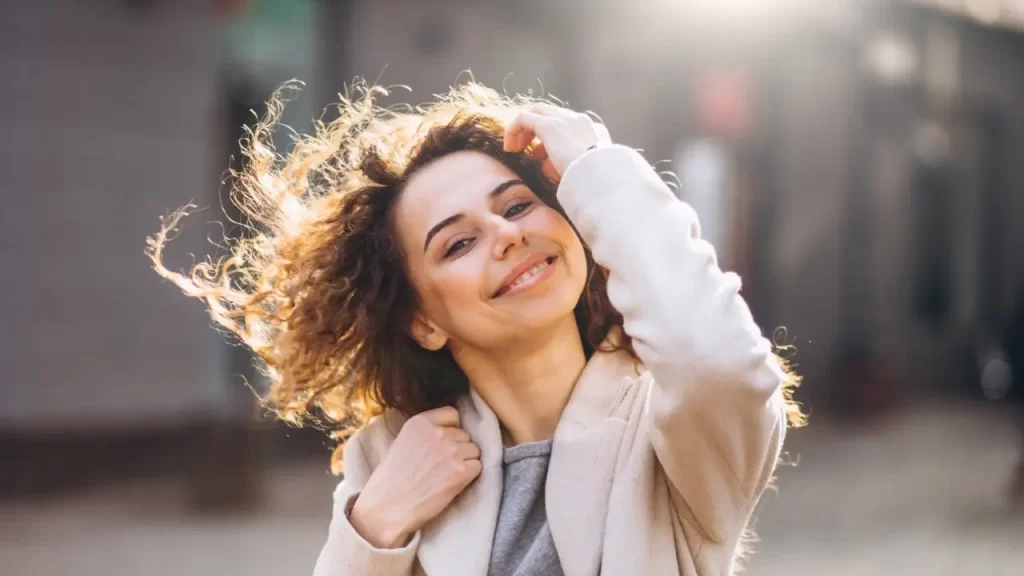 mulher feliz por ter alcançado suas metas