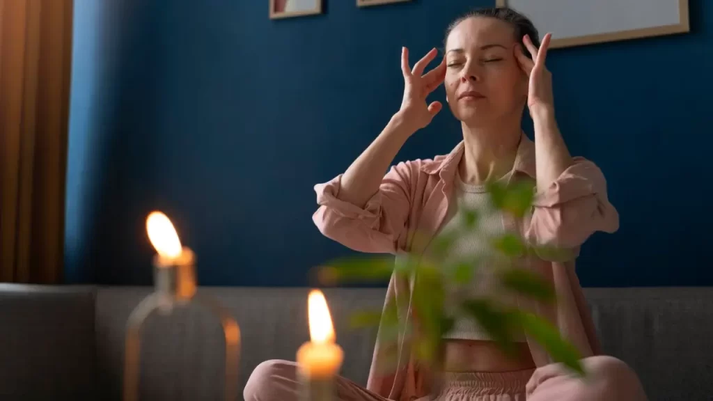 mulher meditando aluz de velas