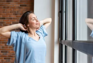 Pessoa despertando para um novo dia, cheia de energia e motivação”