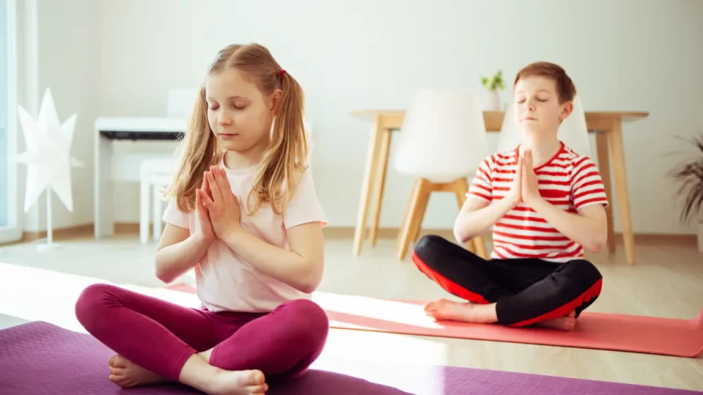 duas crianças meditando