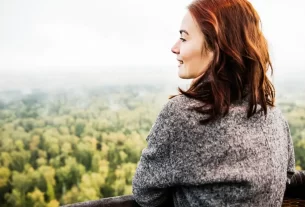 Mulher conectada com seu propósito de vida após descobrir o Ikigai, sentindo liberdade e realização