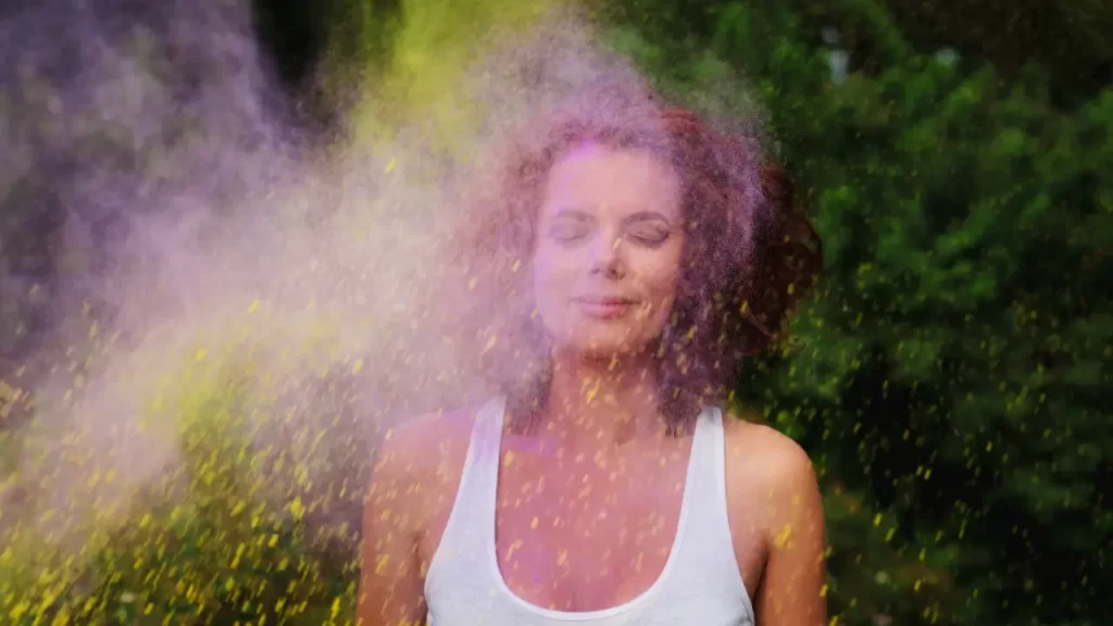 mulher envolta em uma aura colorida