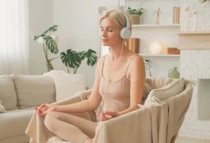 Mulher meditando com auxílio da tecnologia para bem-estar emocional e equilíbrio mental.