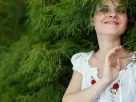 Mulher em conexão profunda com a natureza durante um ritual de Ayahuasca e a cura emocional, representando introspecção e autoconhecimento.