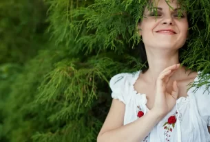 Mulher em conexão profunda com a natureza durante um ritual de Ayahuasca e a cura emocional, representando introspecção e autoconhecimento.