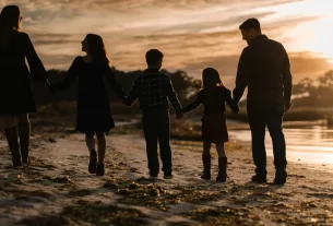 familia refletindo sobre sua jornada de autoconhecimento e cura através da constelação familiar.