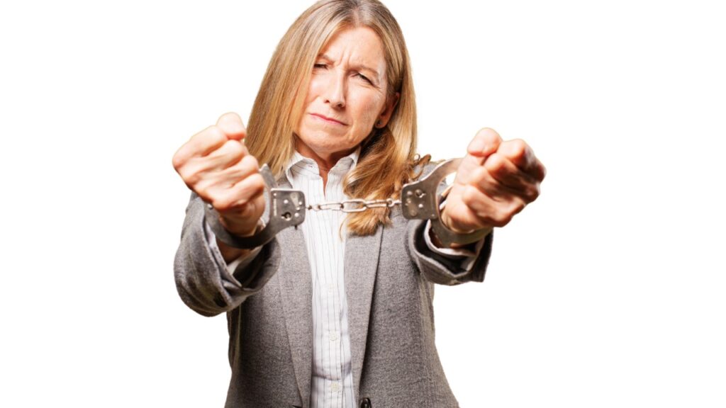 mulher com correntes nos pulsos