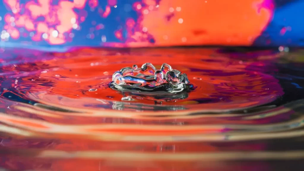 Instrumentos de cura sonora como gongos, taças tibetanas e cristais representando a influência da música na vibração energética e no equilíbrio espiritual.