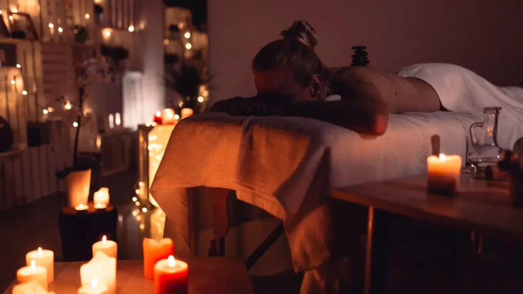 "Pessoa praticando respiração profunda e relaxamento durante a massagem tântrica."