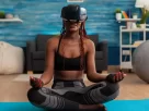 mulher-jovem-experimentando-realidade-virtual-treinando-corpo-e-mente-meditando-na-posicao-de-lotus-sentada-no-tapete-de-ioga-na-sala-de-estar-de-sua-casa-