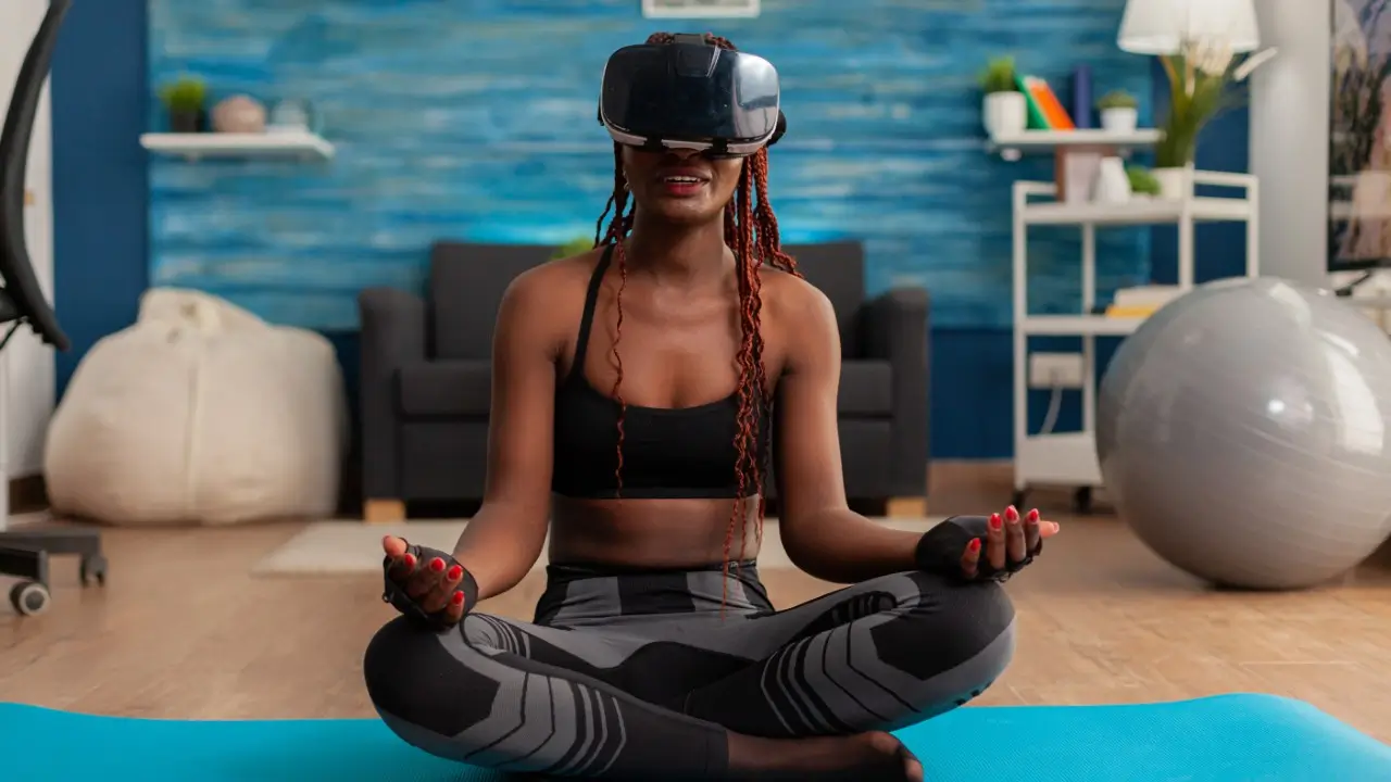 mulher-jovem-experimentando-realidade-virtual-treinando-corpo-e-mente-meditando-na-posicao-de-lotus-sentada-no-tapete-de-ioga-na-sala-de-estar-de-sua-casa-