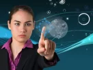 Mulher contemplando holograma de cérebro digital futurista, simbolizando a conexão entre mente, tecnologia e espiritualidade, com luzes etéreas e circuitos IA e consciência