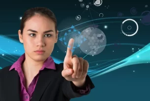 Mulher contemplando holograma de cérebro digital futurista, simbolizando a conexão entre mente, tecnologia e espiritualidade, com luzes etéreas e circuitos IA e consciência