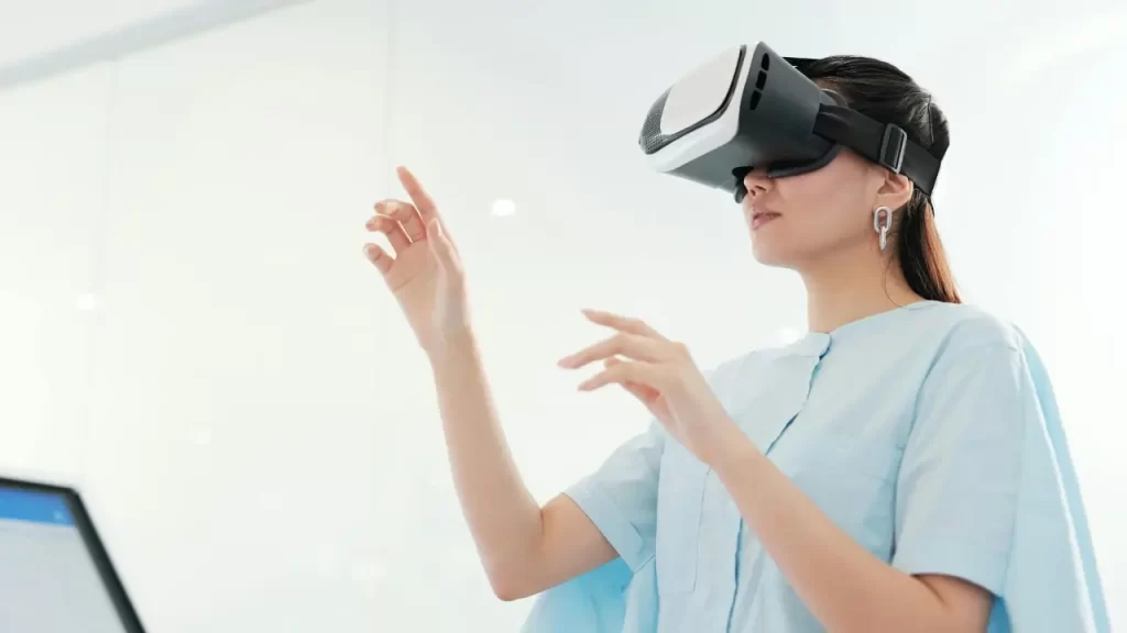mulher usando oculos virtual