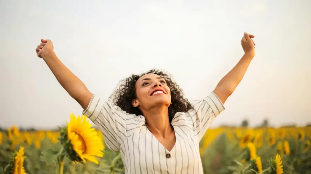 mulher feliz em um campo de girassol