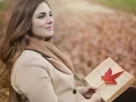 mulher sentada em uma praça lendo o melhor livro de autoajuda do mundo