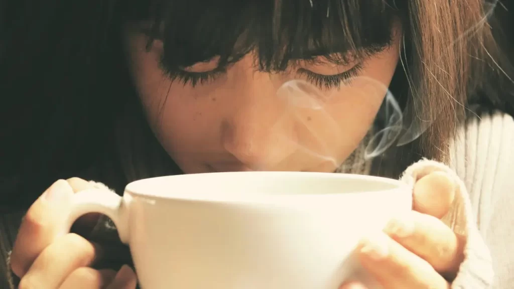 mulher tomando um a xicara de chá