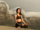 resiliência emocional mulher sentada numa planice