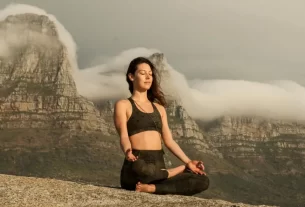 resiliência emocional mulher sentada numa planice