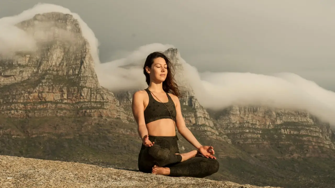 resiliência emocional mulher sentada numa planice