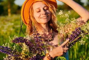 “Mulher contemplando o pôr do sol, refletindo sobre as lições do livro As Coisas Que Você Só Vê Quando Desacelera, em busca de uma vida mais leve e consciente.”