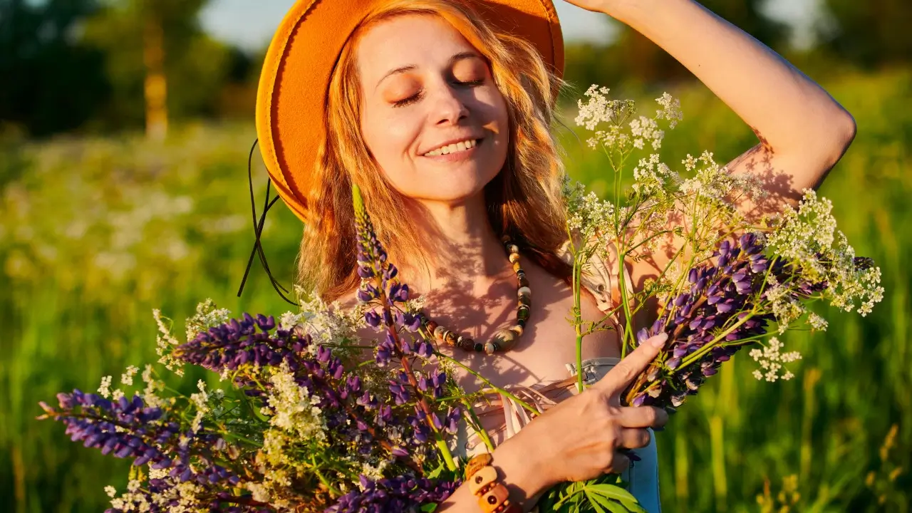 “Mulher contemplando o pôr do sol, refletindo sobre as lições do livro As Coisas Que Você Só Vê Quando Desacelera, em busca de uma vida mais leve e consciente.”