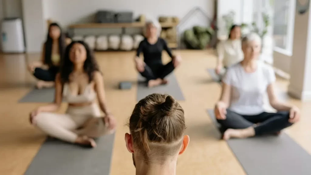 grupo de pessoas em meditação