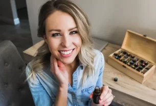 uma mulher com uma caixinha de Florais de Bach