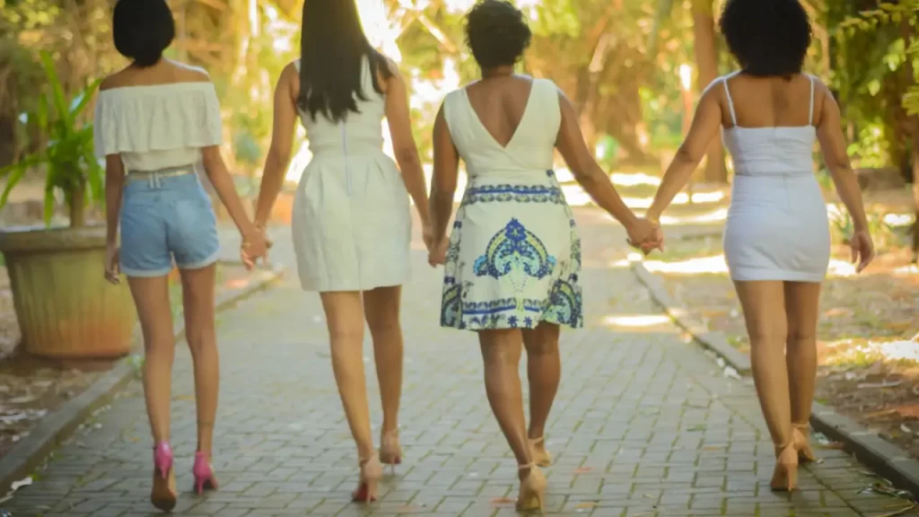 Mulheres unidas em um círculo ao ar livre, representando o poder da conexão entre mulheres e a força coletiva na jornada de autoconhecimento feminino.