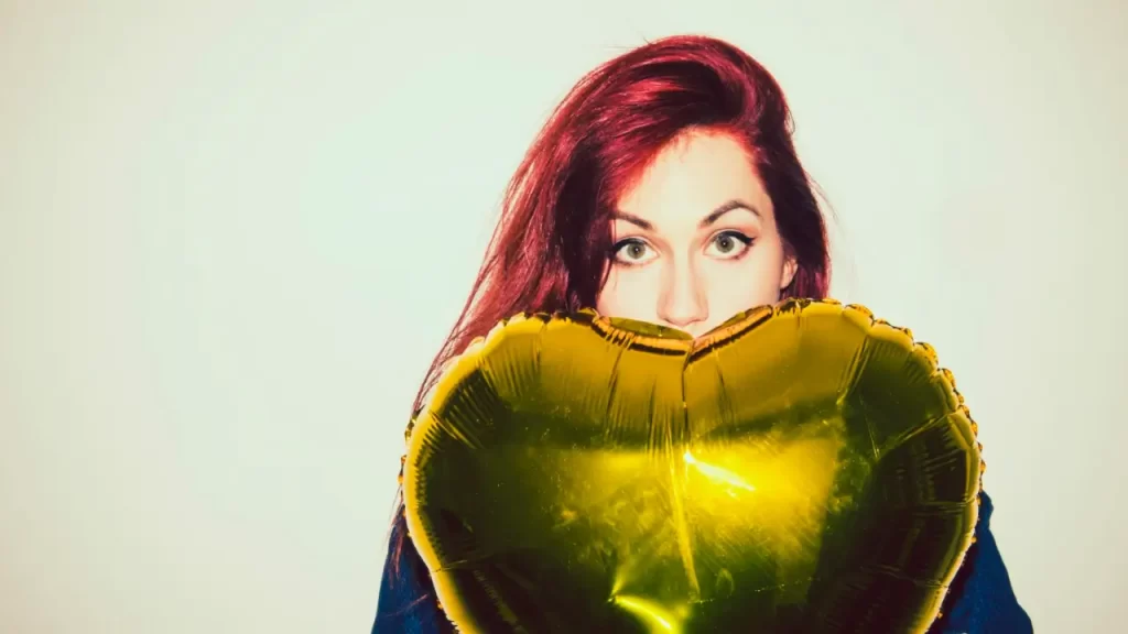 mulher pensando sobre o amor próprio