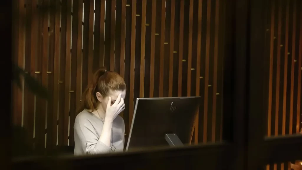 mulher em frente do computador