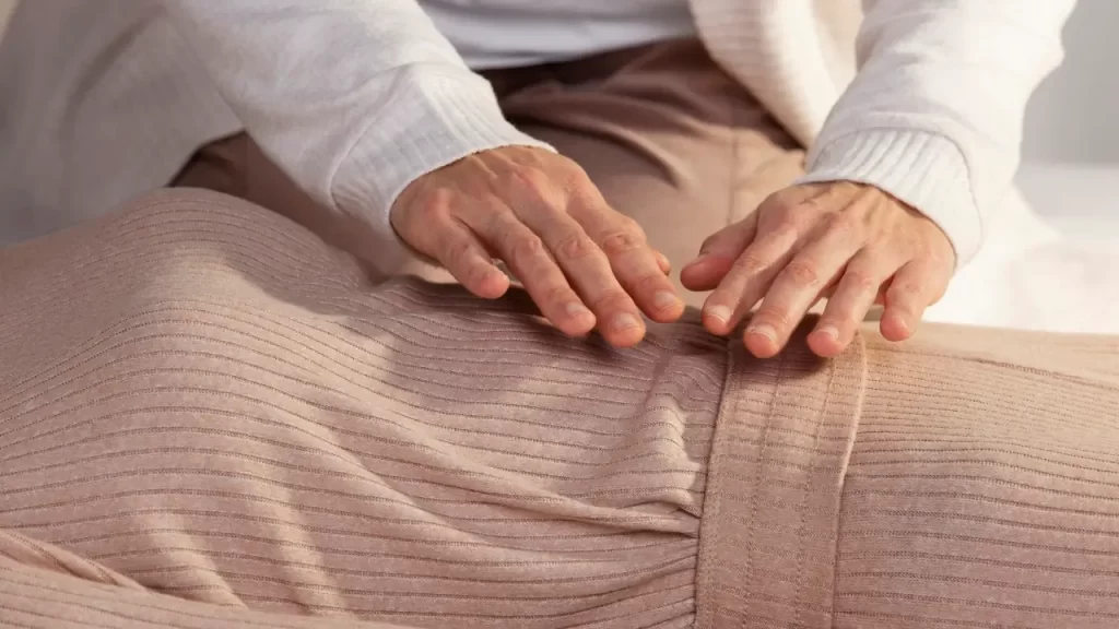 terapeuta aplicando reiki