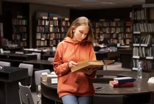 “Mulher diante de estante de livros infinitos simbolizando escolhas e futuros distópicos possíveis”