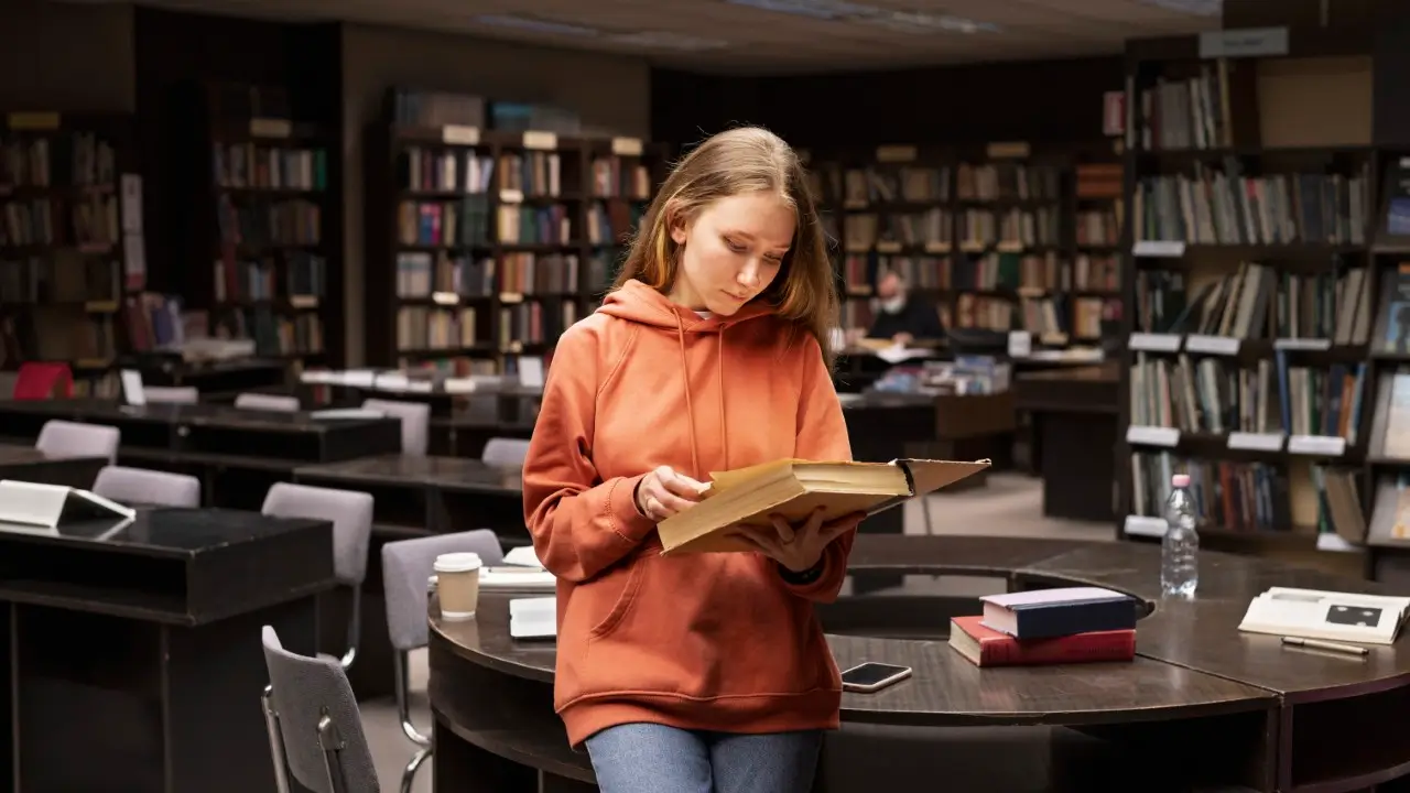 “Mulher diante de estante de livros infinitos simbolizando escolhas e futuros distópicos possíveis”