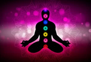 figura com os chakras iluminados simbolizando a conexão entre chakras e saúde