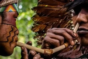 rapé o que é? dois indiginas aplicando rapé