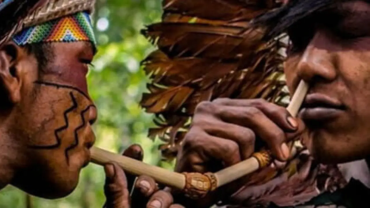 rapé o que é? dois indiginas aplicando rapé