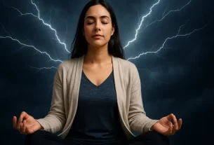 Mulher meditando em meio ao caos, simbolizando paz interior.