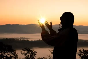 Permission Slip mulher olhando o por do sol