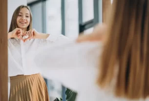 : Reflexo de autoestima e amor próprio