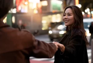 Duas pessoas se conectando com empatia através do olhar e do toque, representando a influência positiva nas relações humanas. como influenciar pessoas