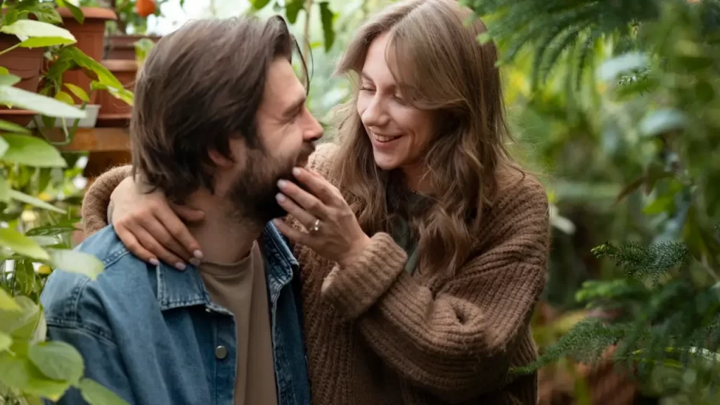 Casal trocando olhares afetuosos, representando um relacionamento saudável e consciente.assim que a lei da atração no amor funciona
