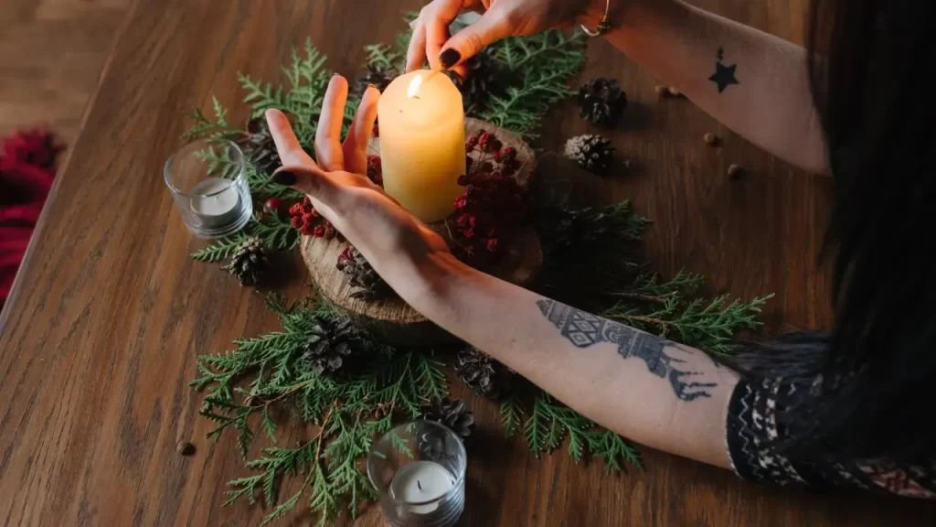 Mãos segurando cristais e símbolos espirituais, ilustrando tipos de espiritualidade e práticas energéticas.