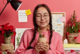 mulher meditando como o poder das palavras mudam a vida