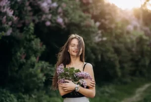 Mulher acolhe sua criança interior em gesto de amor-próprio autoestima feminina