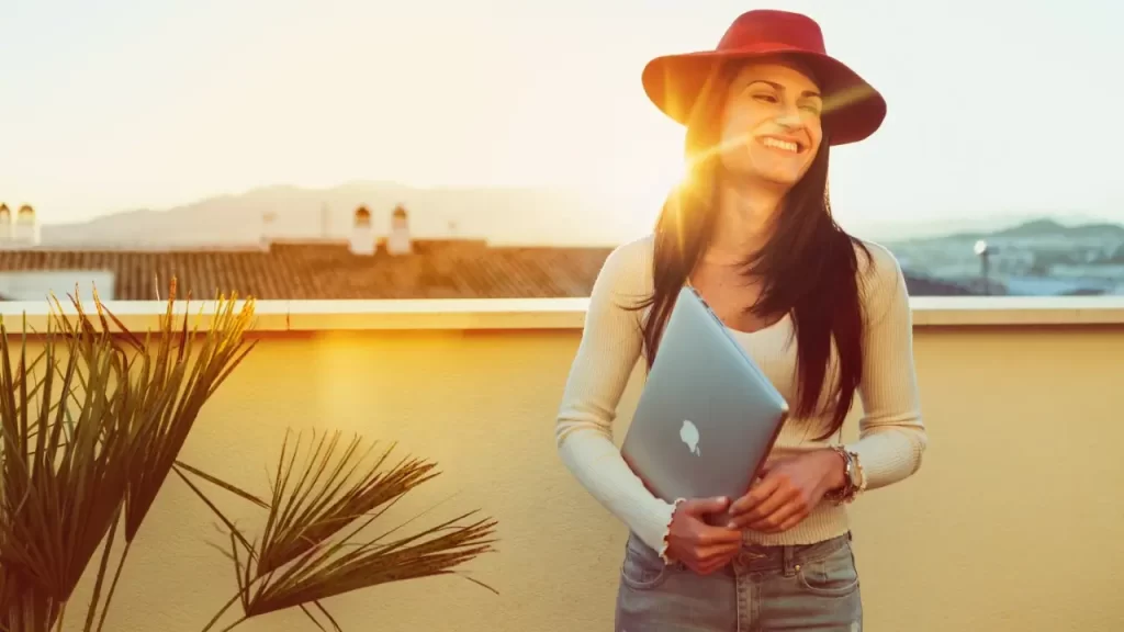 Mulher tranquila e manifestar prosperidade.confiante olhando o horizonte, simbolizando confiança no tempo divino" 