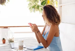 hábitos de pessoas bem-sucedidas Mulher bem-sucedida começando o dia com foco e gratidão ao amanhecer” hábitos de pessoas bem-sucedidas